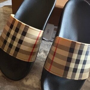 Burberry slided